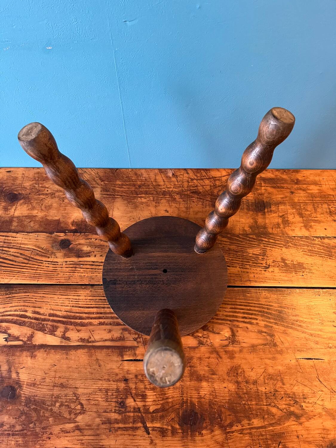 Tabouret tripode en bois