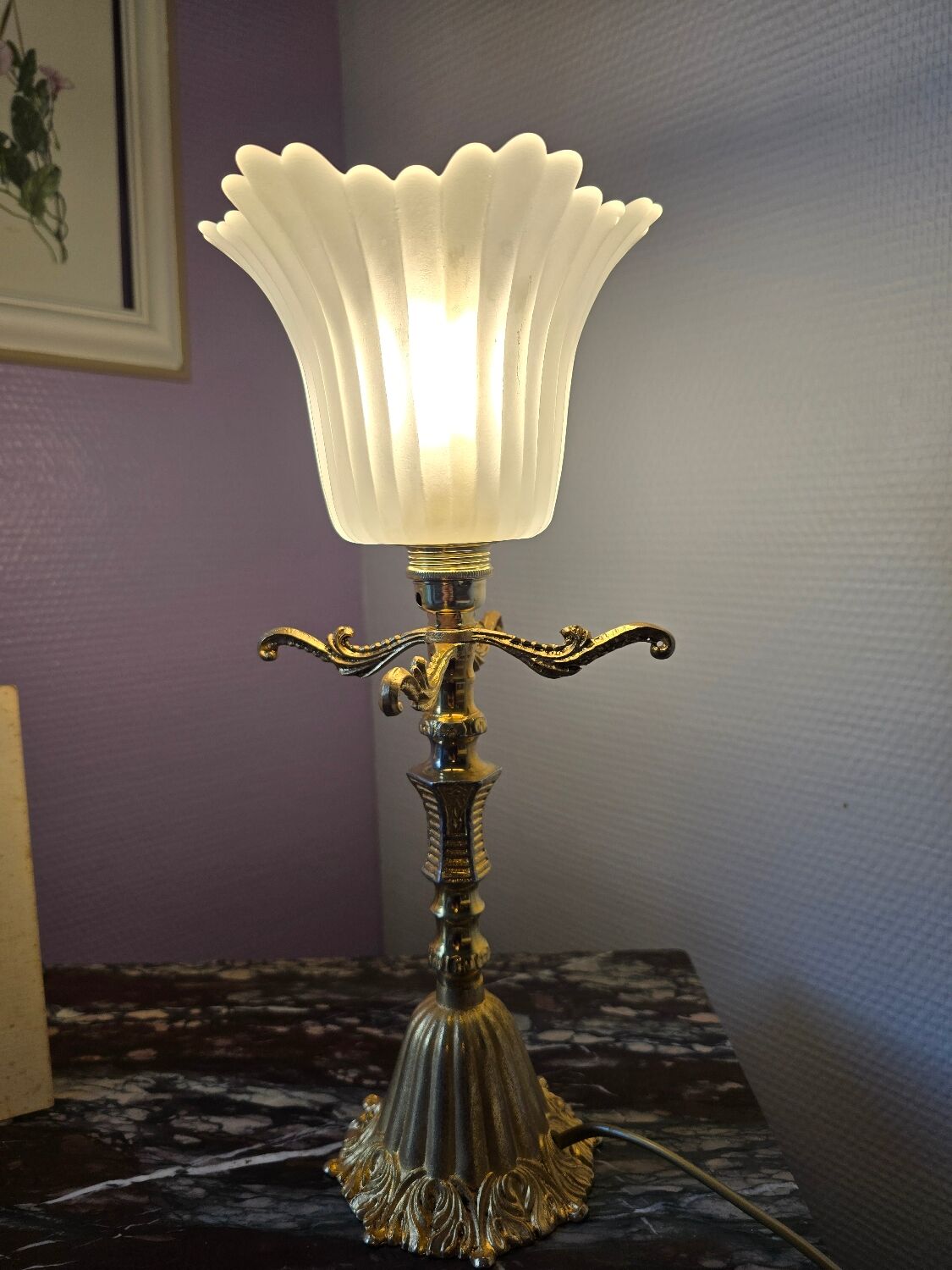 Lampe à poser originale éléments en métal doré et tulipe