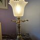 Lampe à poser originale éléments en métal doré et tulipe
