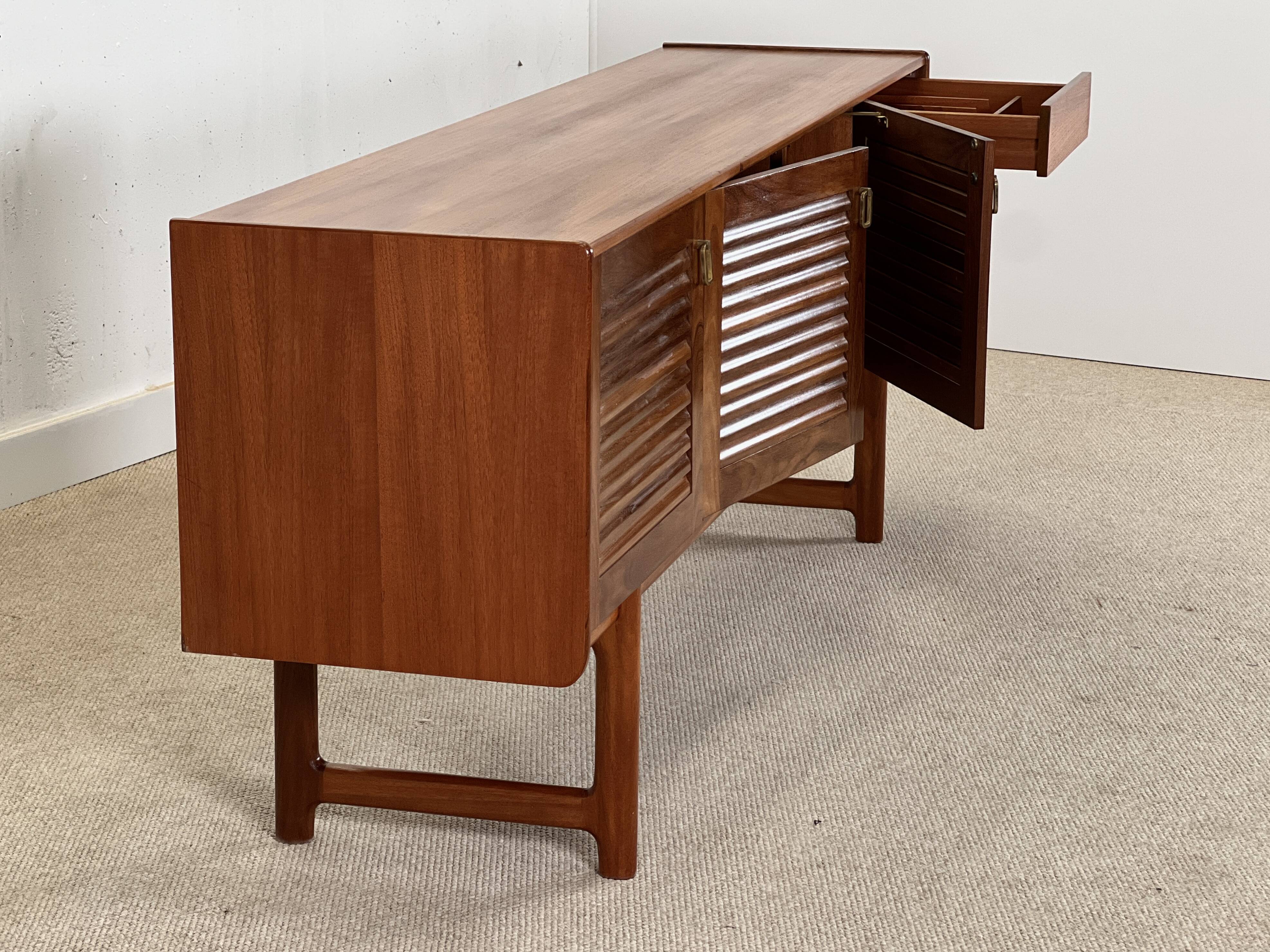 Buffet Mcintosh en noyer.