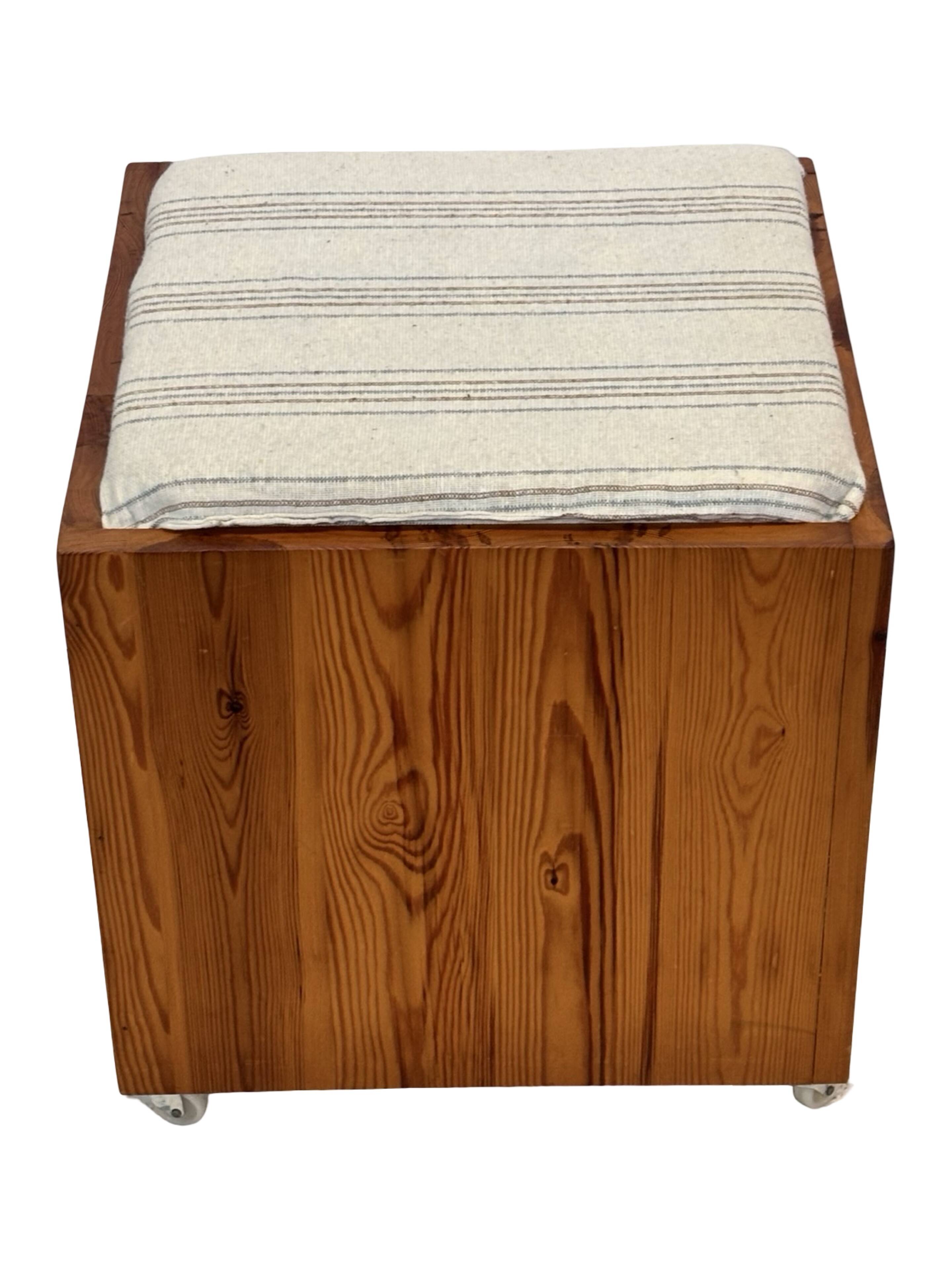 Vintage pinewood stool side table with compartment 70s design