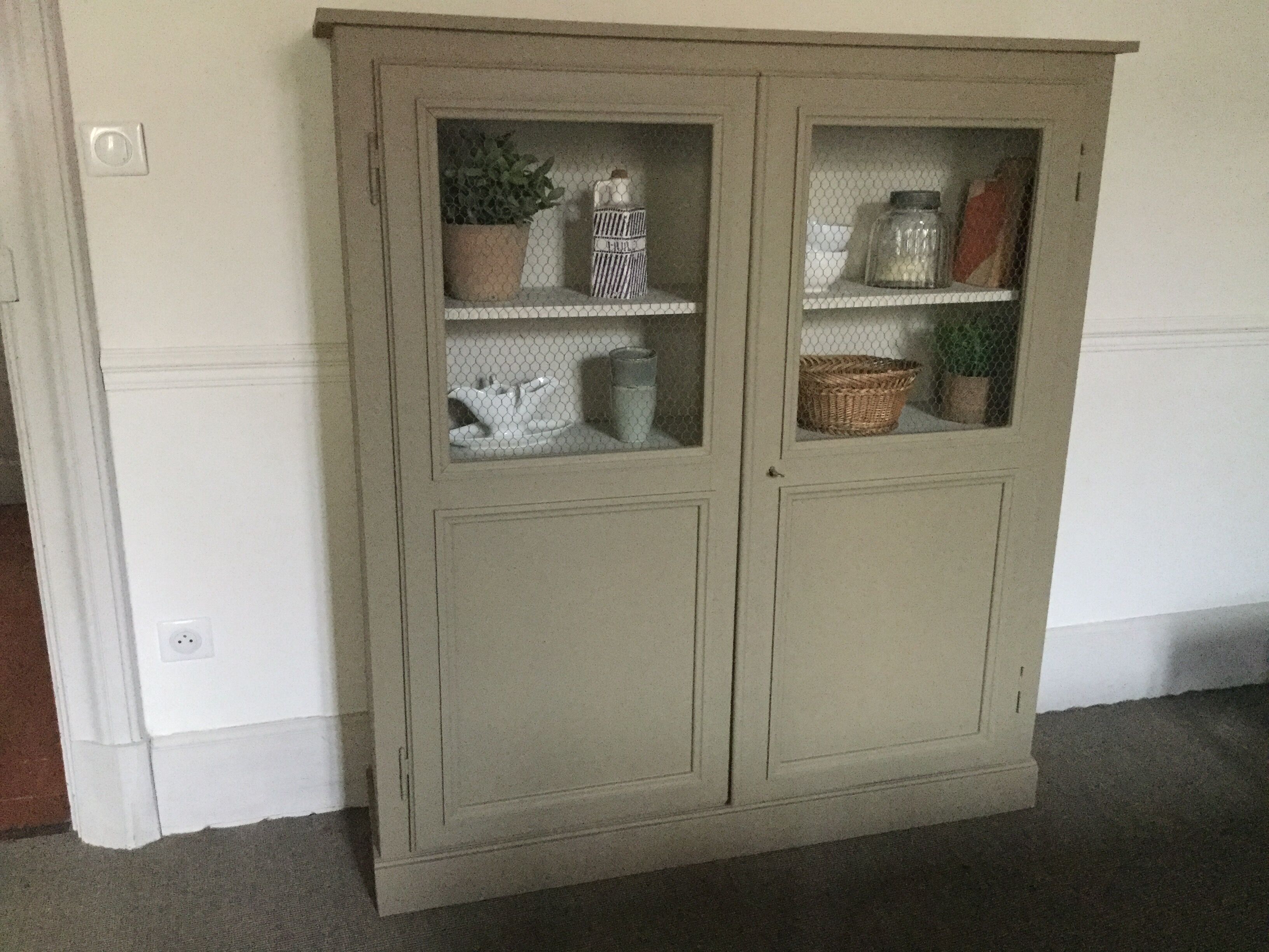 Armoire grillagée