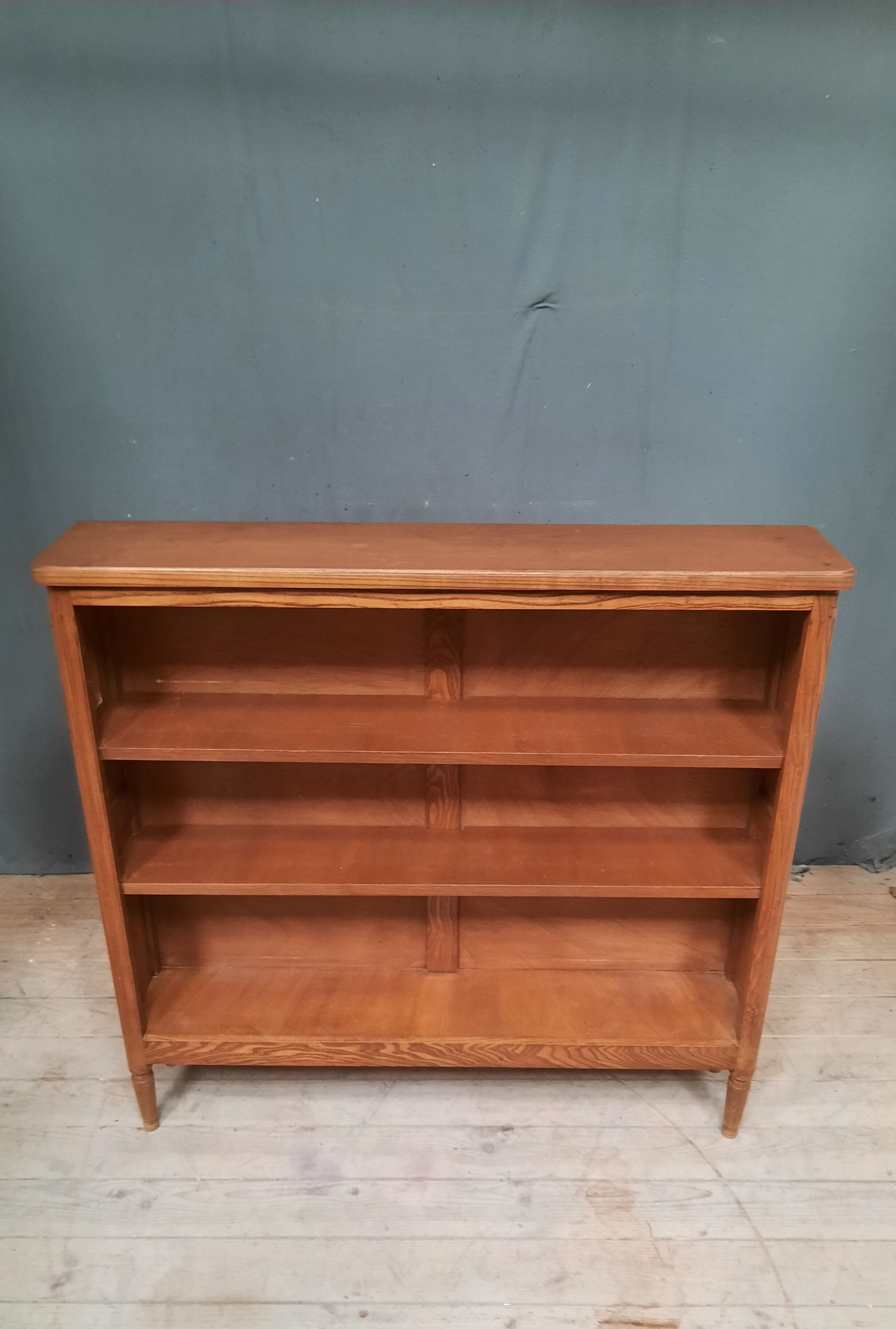 Floor on solid wood stand