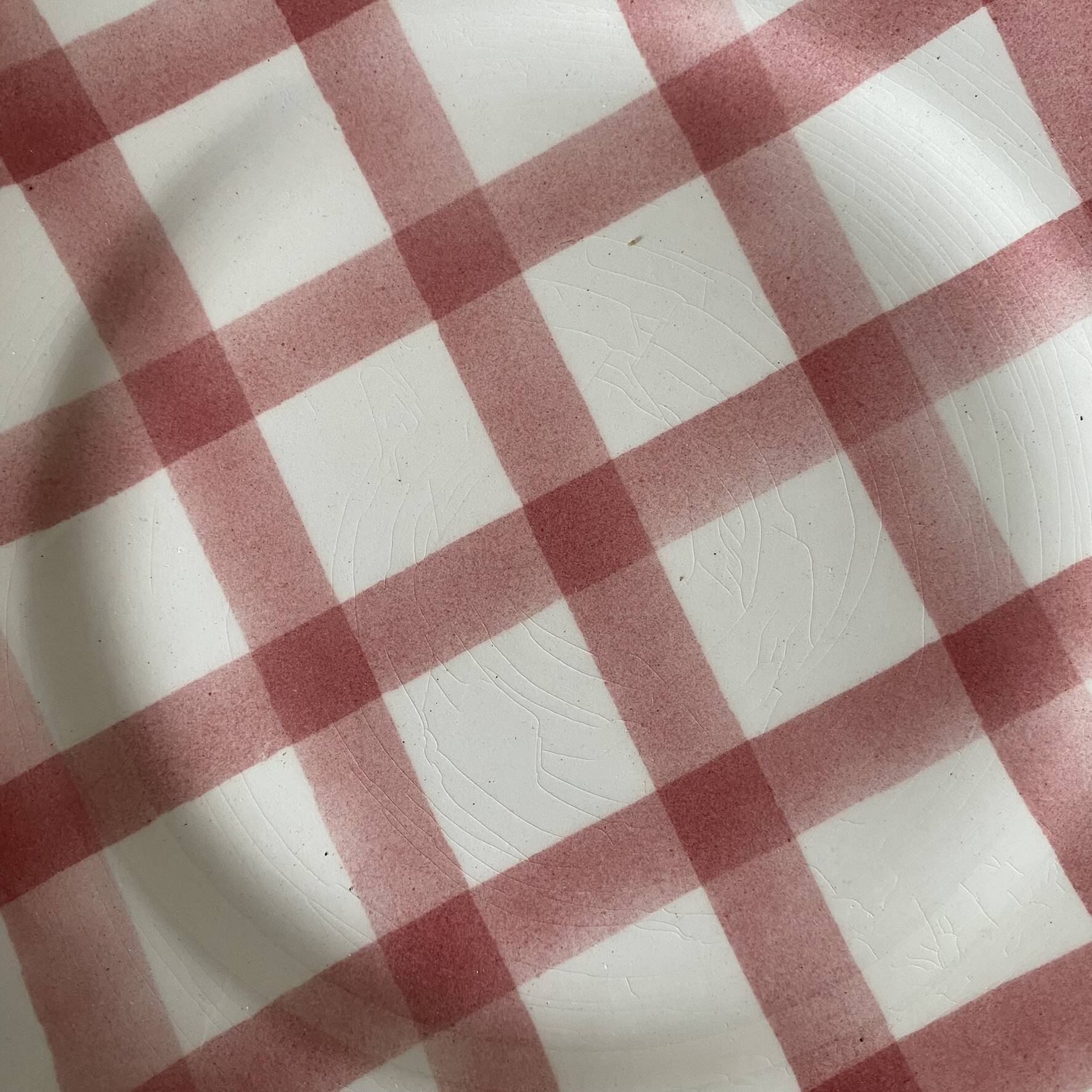 Moulin des Loups plates, "Torchon" checkered pink pattern, 1950s-60s.