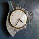 Horloge vintage pendule murale silencieuse asymétrique "Lutetia vert doré"