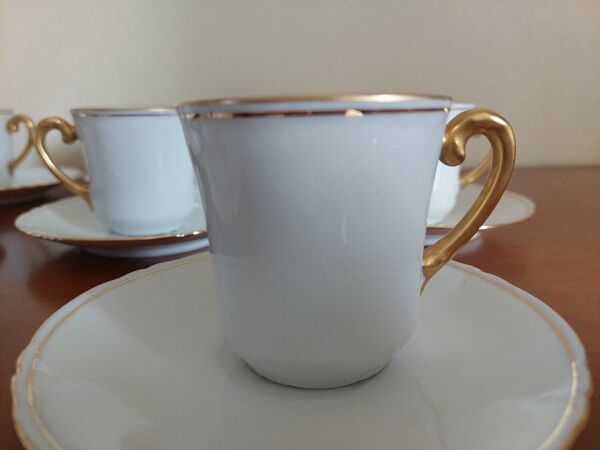 11 tasses et soucoupes Bernardaud Limoges blanches et dorées