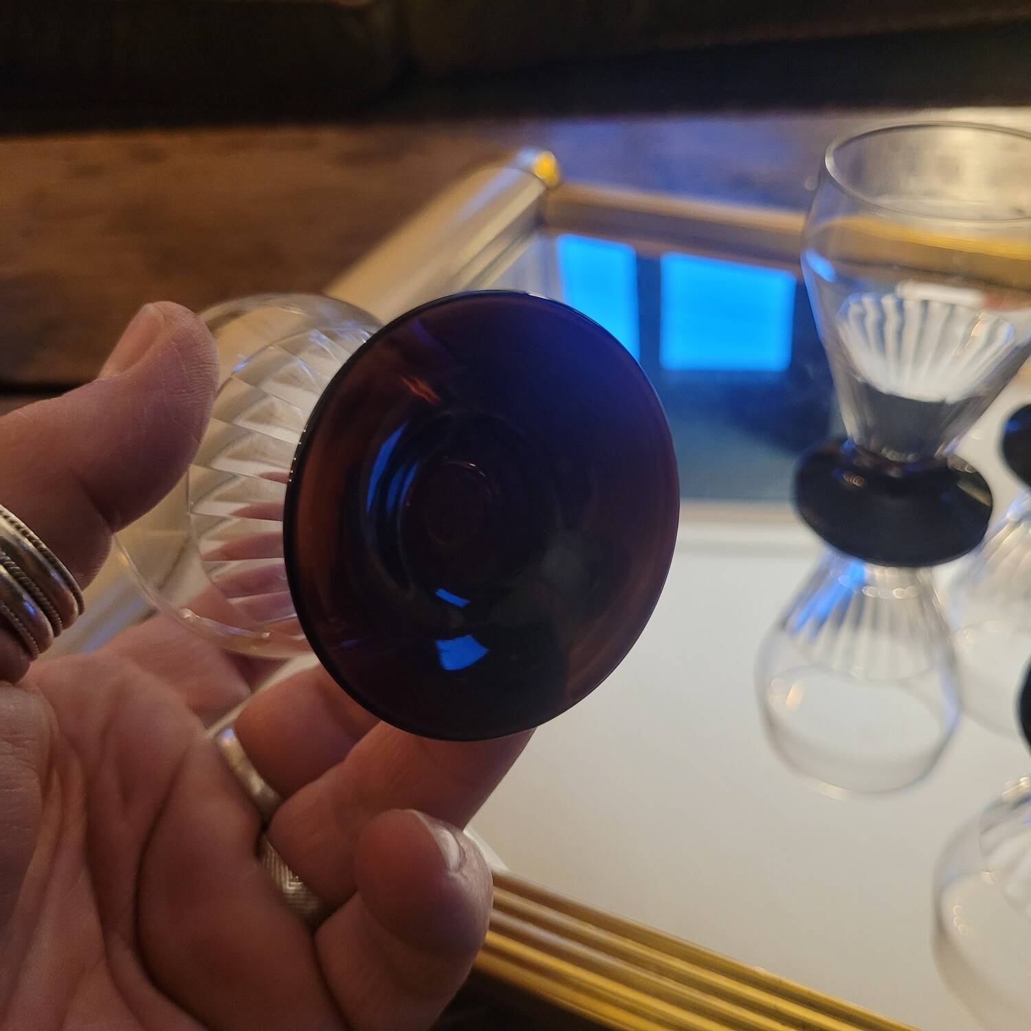 Série de 5 verres en verre fin à pied coloré – France – années 1960