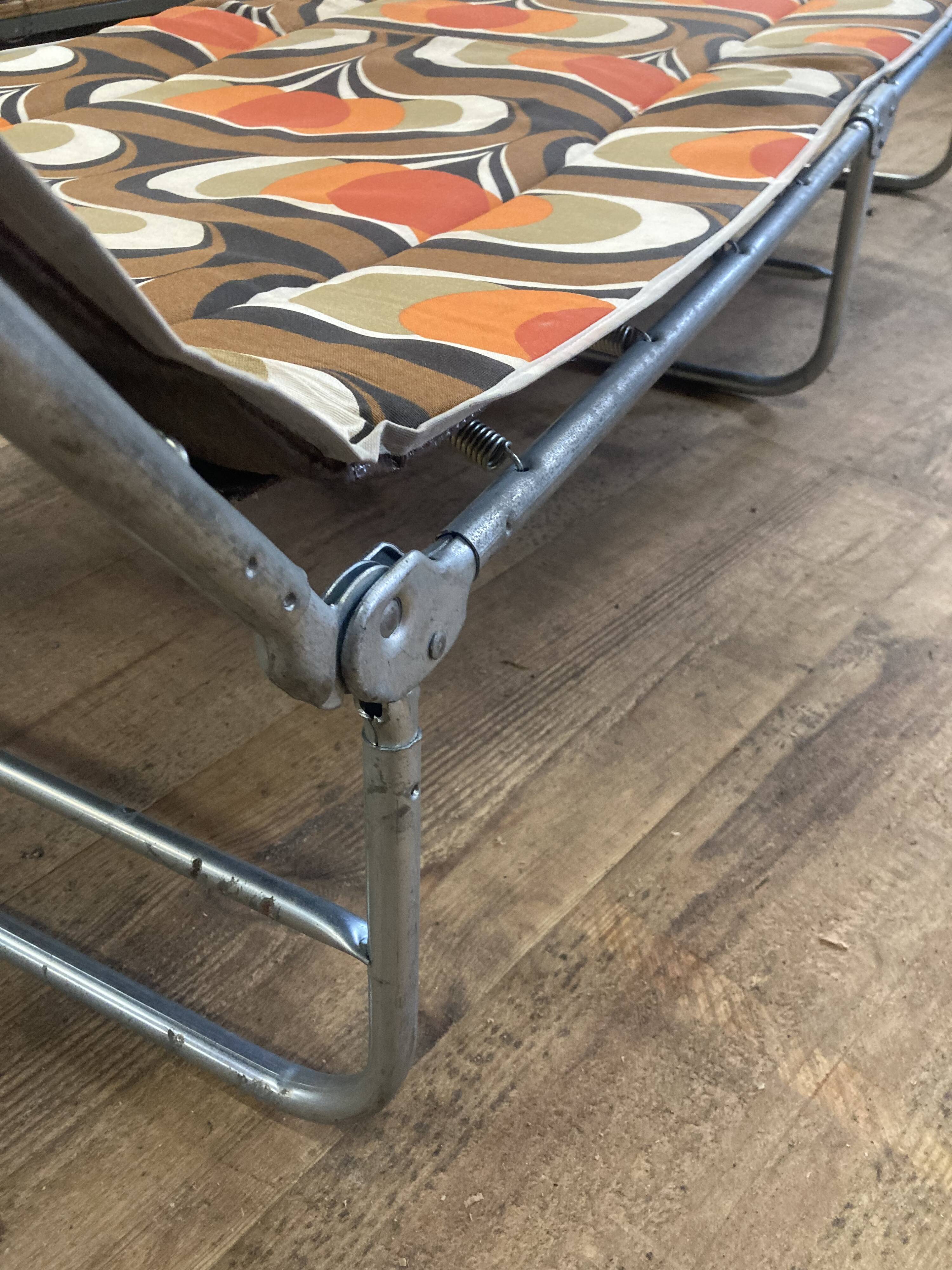 1970 orange pattern / chaise longue / vintage camp bed in metal and fabric