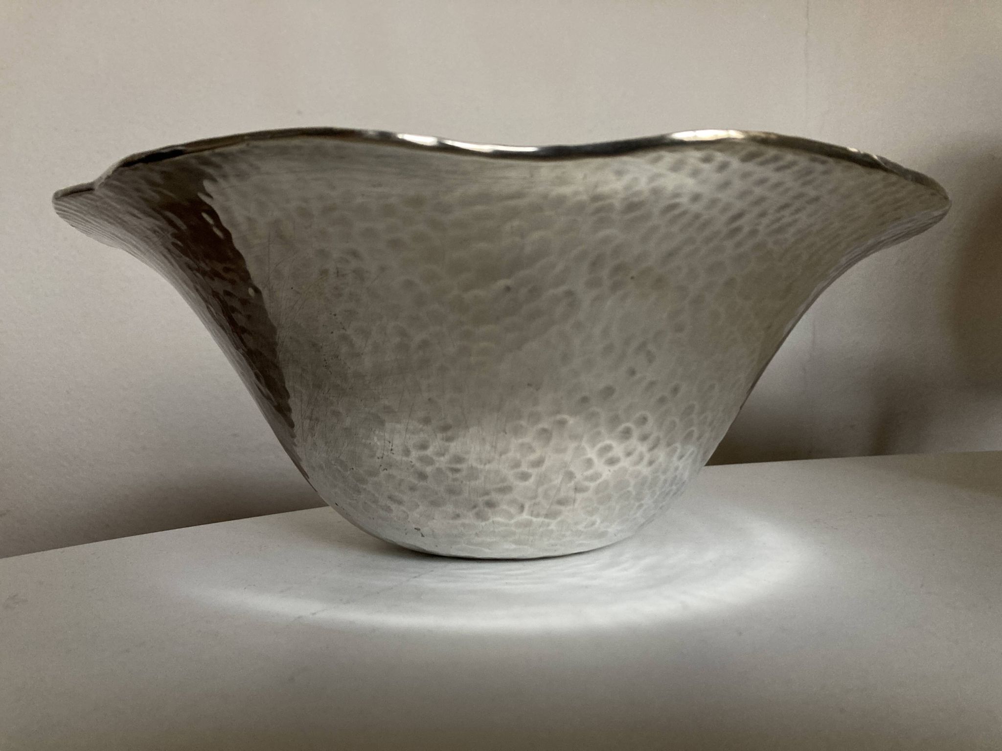 Coupe centre de table en métal argenté martelé forme libre 1980