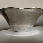 Coupe centre de table en métal argenté martelé forme libre 1980