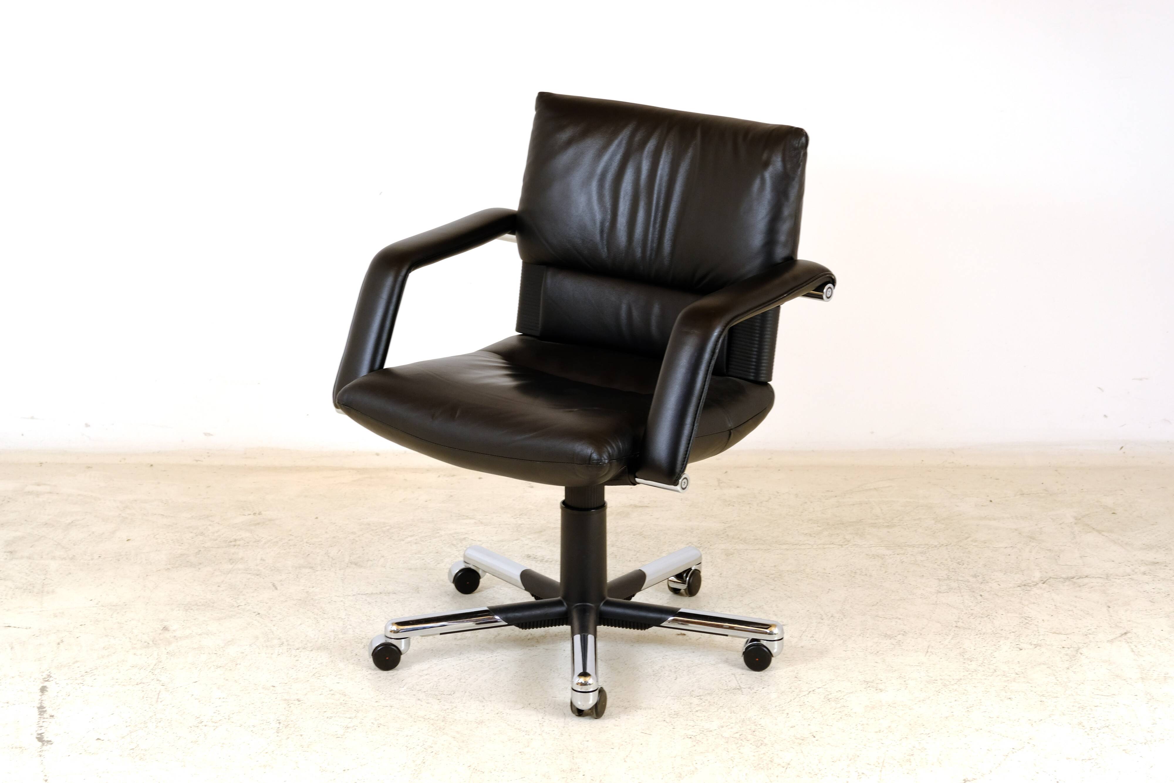 Fauteuil cuir "Figura" de Mario bellini pour Vitra