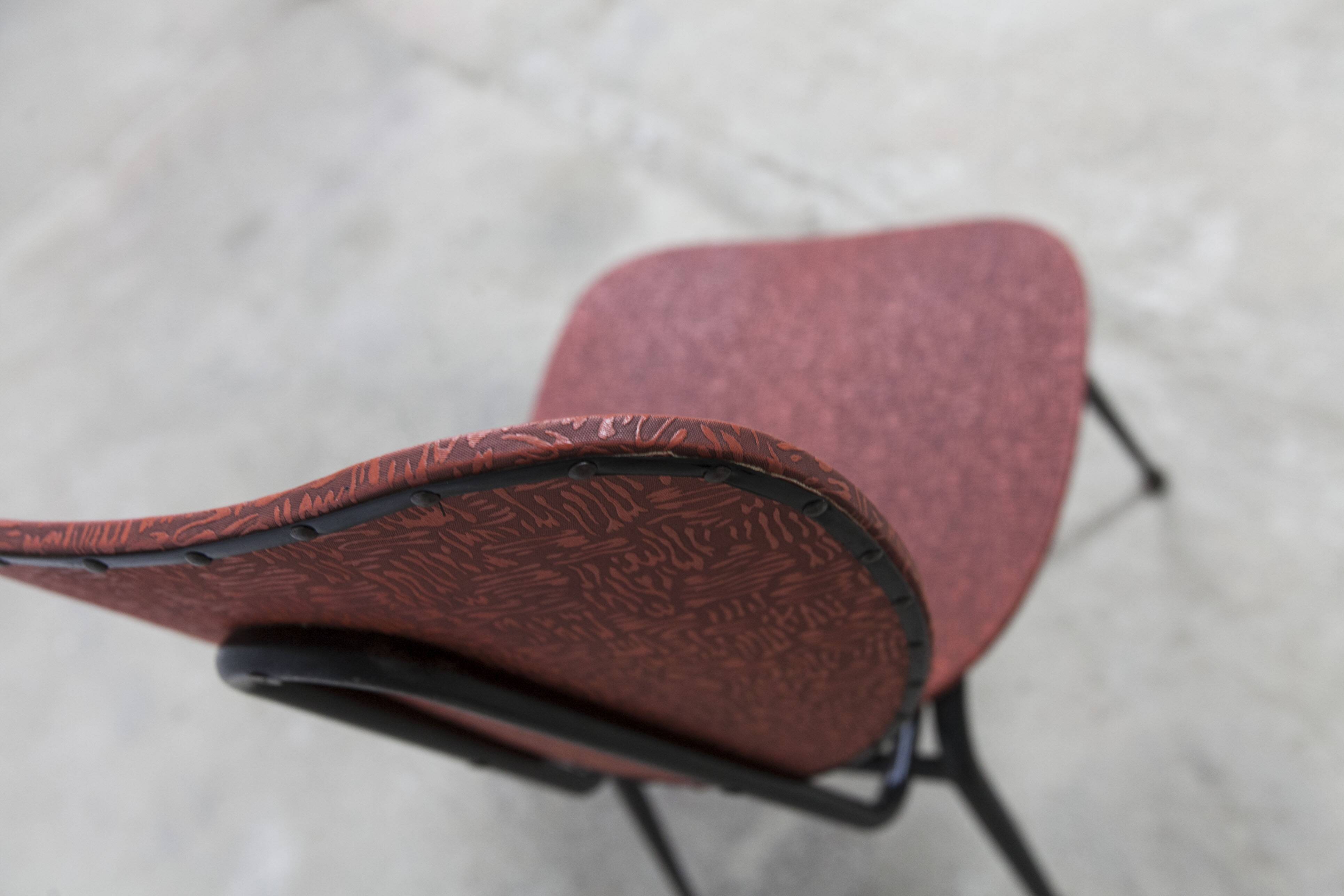 Vintage 70s chair in black lacquered metal and atypical red vinyl