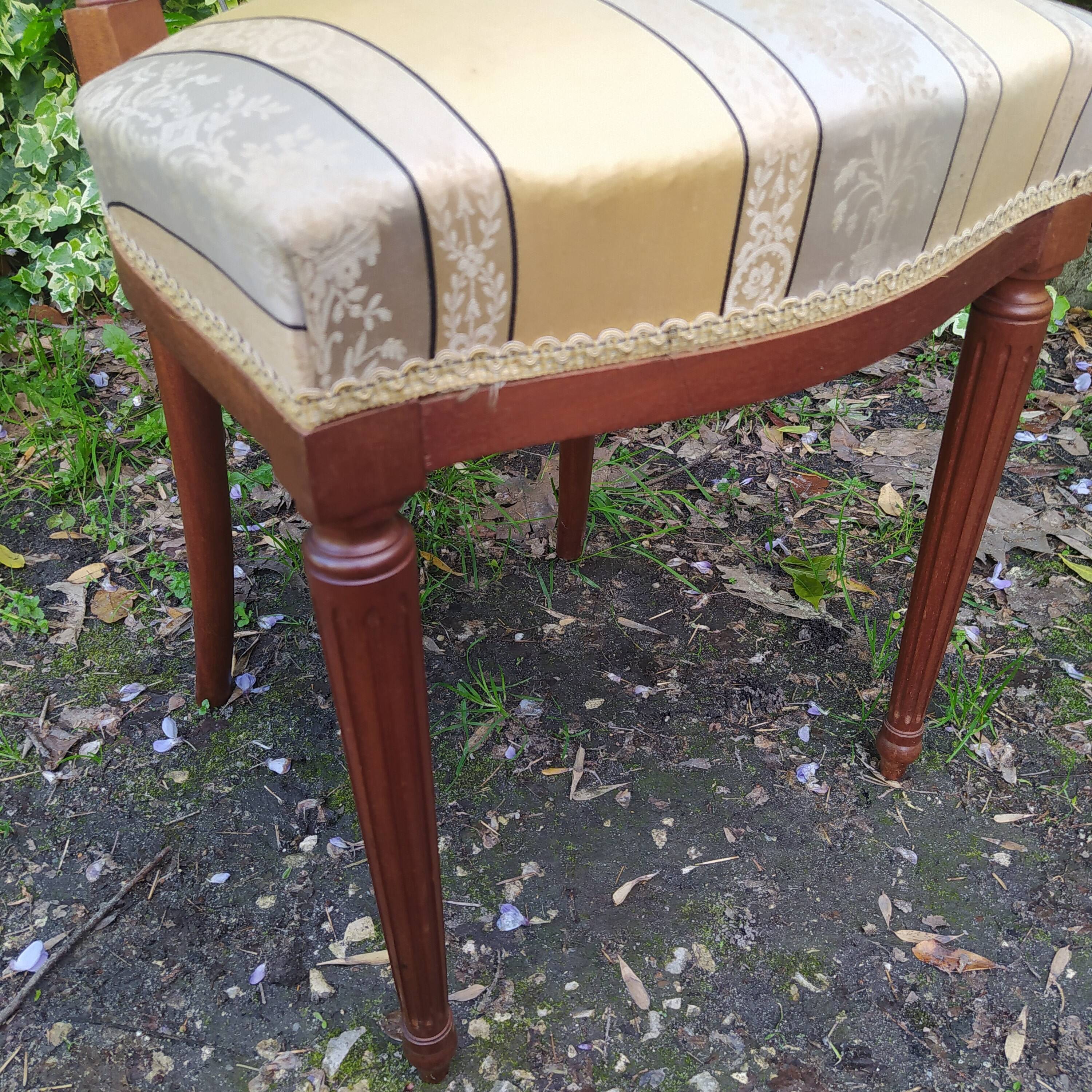 4 old chairs from the early 20th century in mahogany