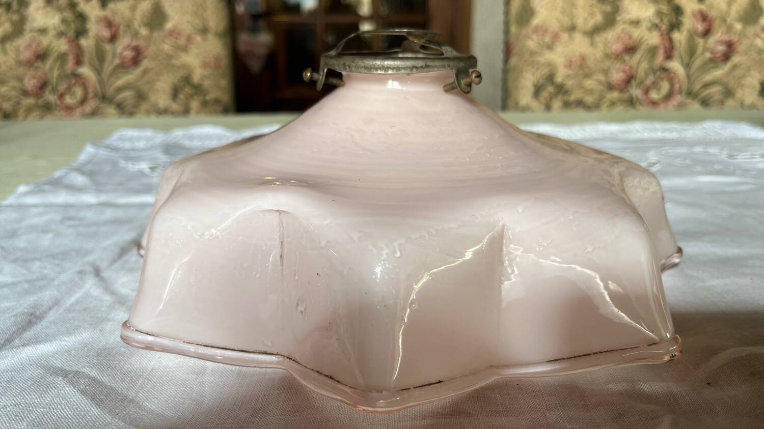 Suspension  opaline festonnée  vintage