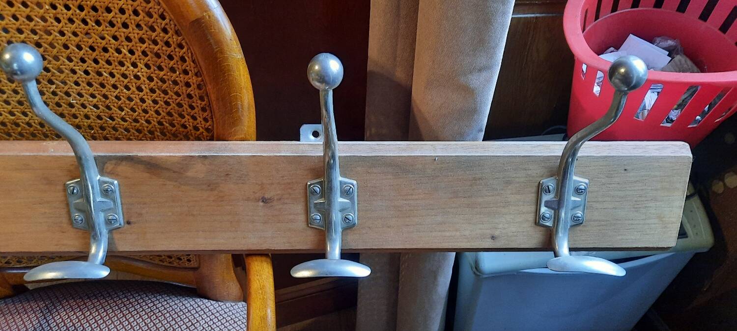 Wall-mounted coat rack with 5 hooks