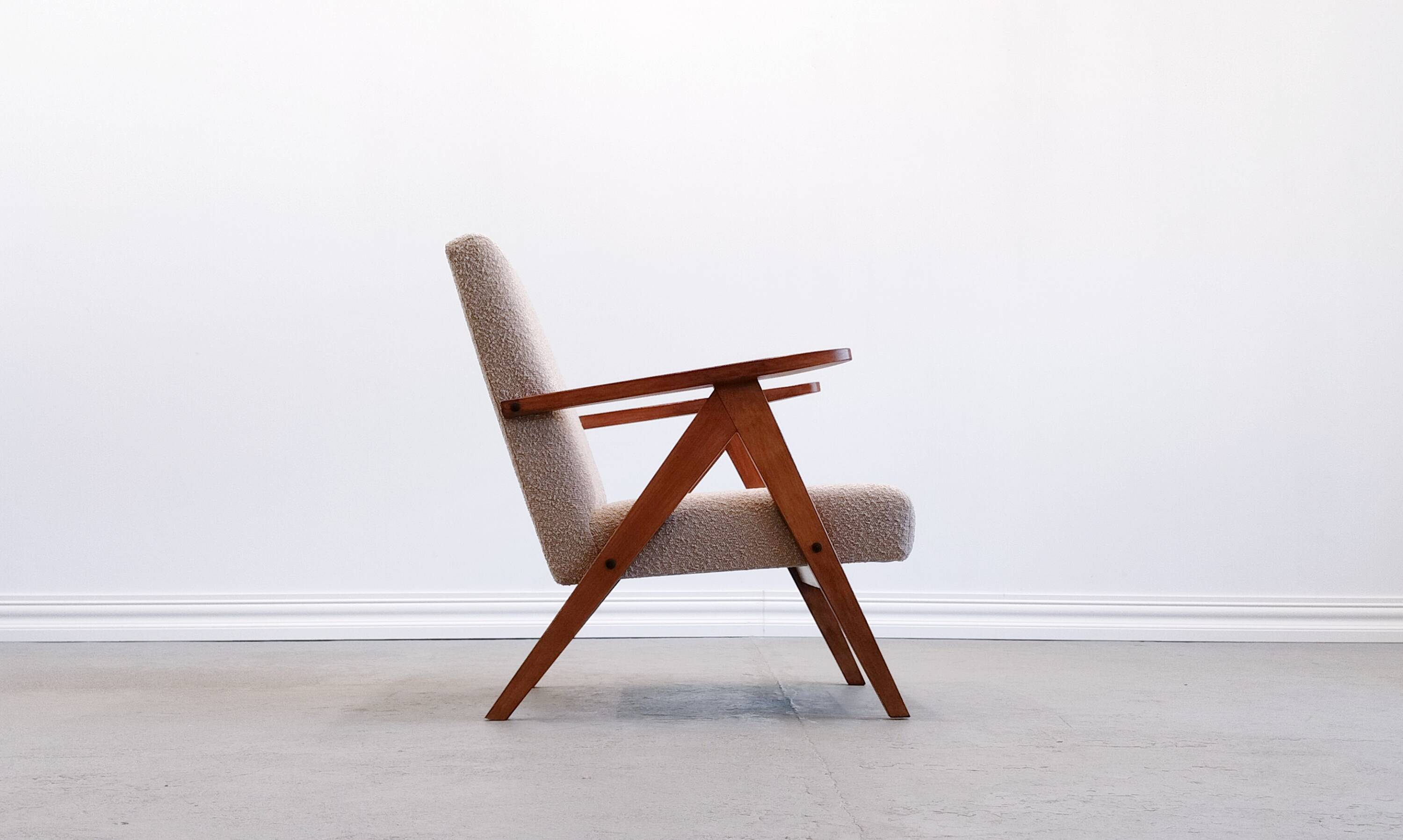 Mid Century Easy Chair Model B - 310 Var in Beige Boucle