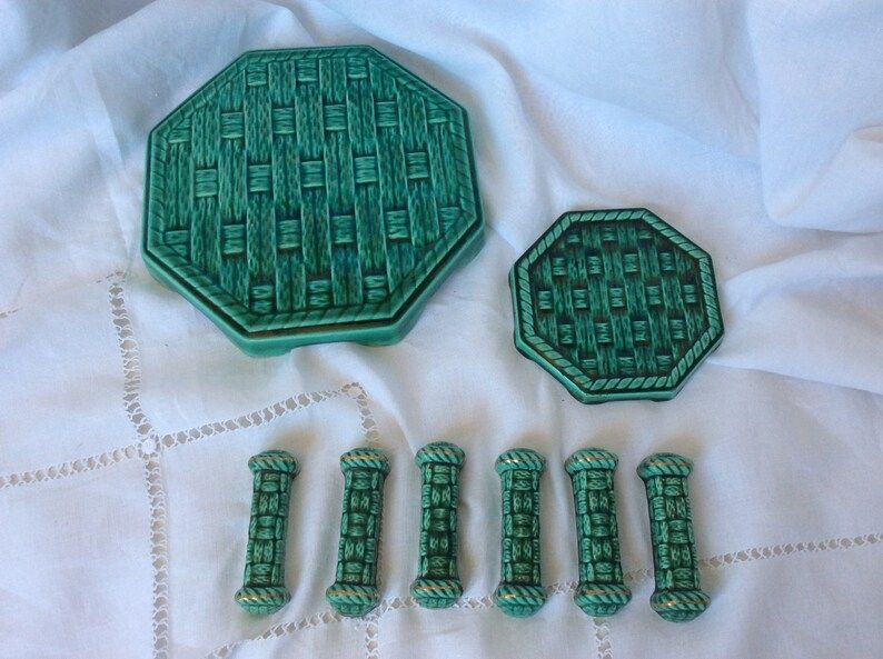 Set of 6 knife holders, a trivet, a 1960s bottle coaster