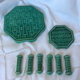 Set of 6 knife holders, a trivet, a 1960s bottle coaster