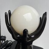 Lampe a poser vintage 1980 mains enserrant boule verre blanche
