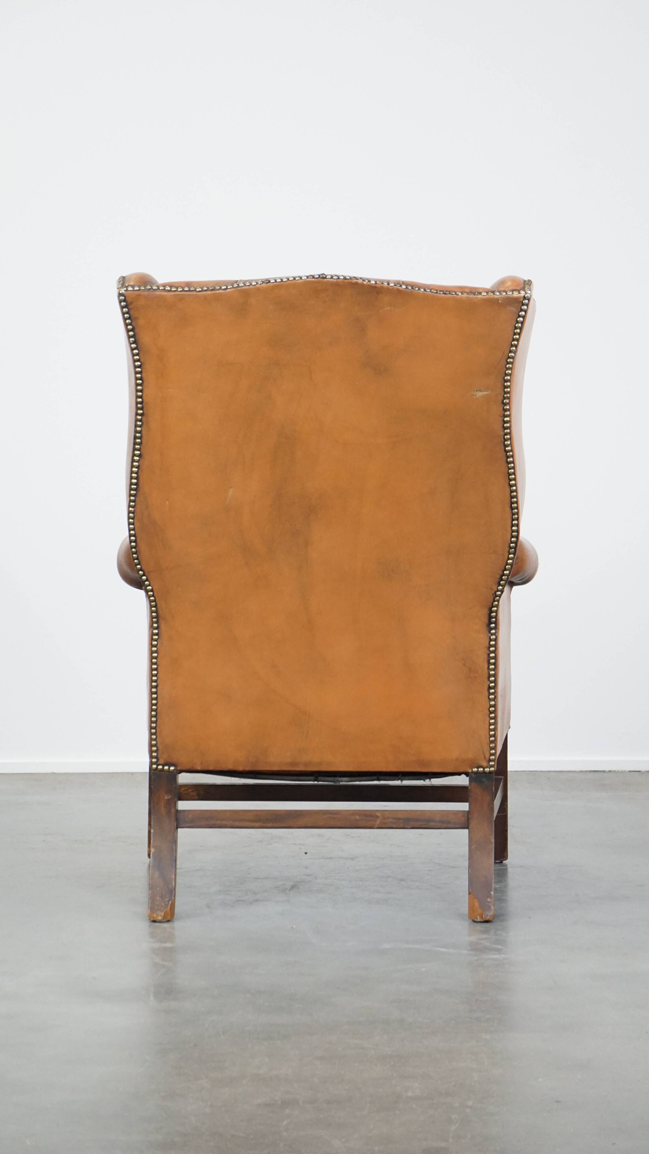 Fauteuil Chesterfield anglais classique en cuir de vachette couleur cognac clair