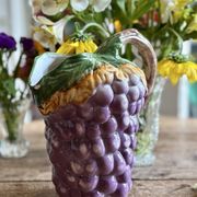 Pichet vintage en barbotine grappe de raisin