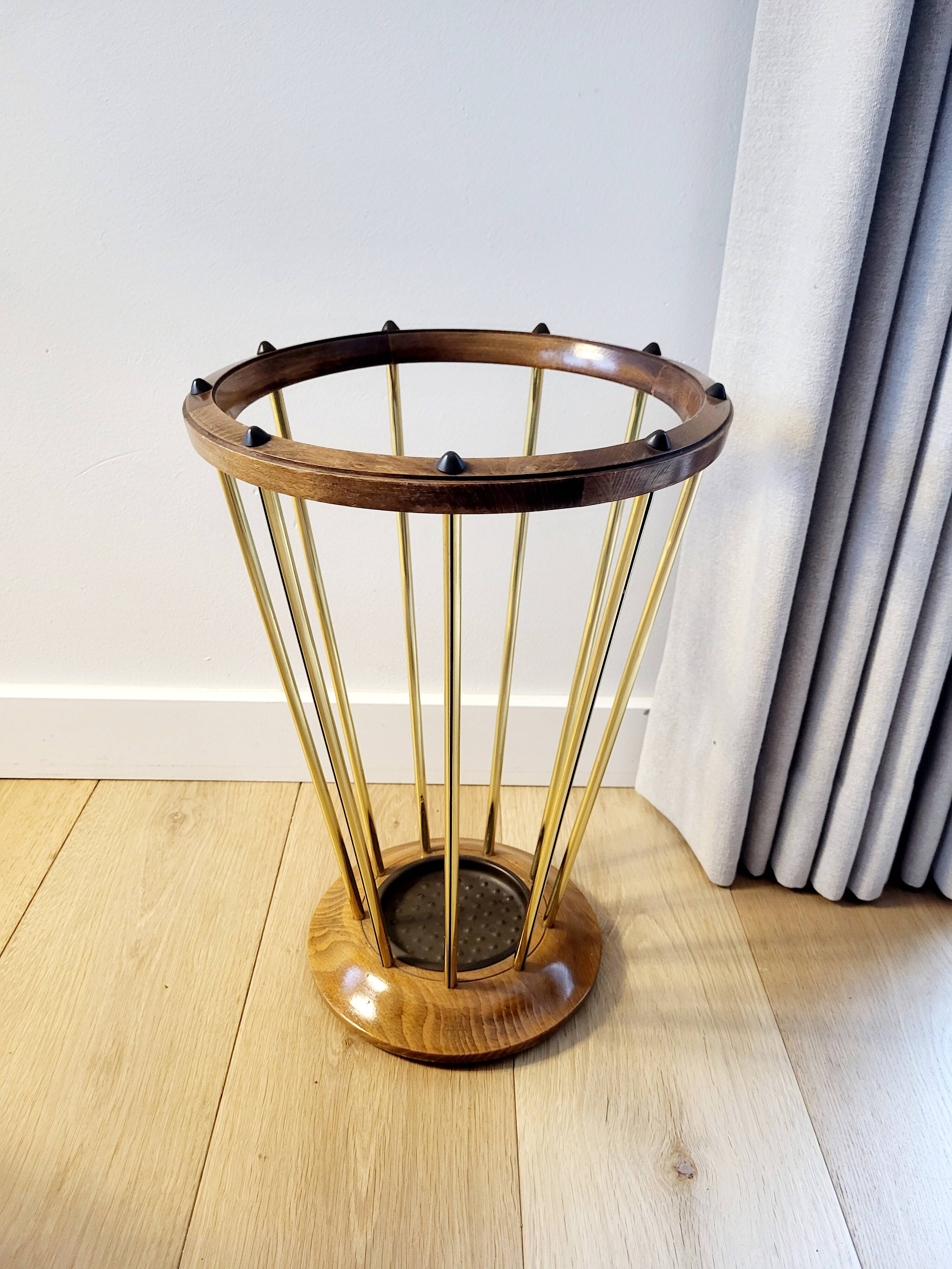 Porte-parapluie en bois et laiton, années 1950