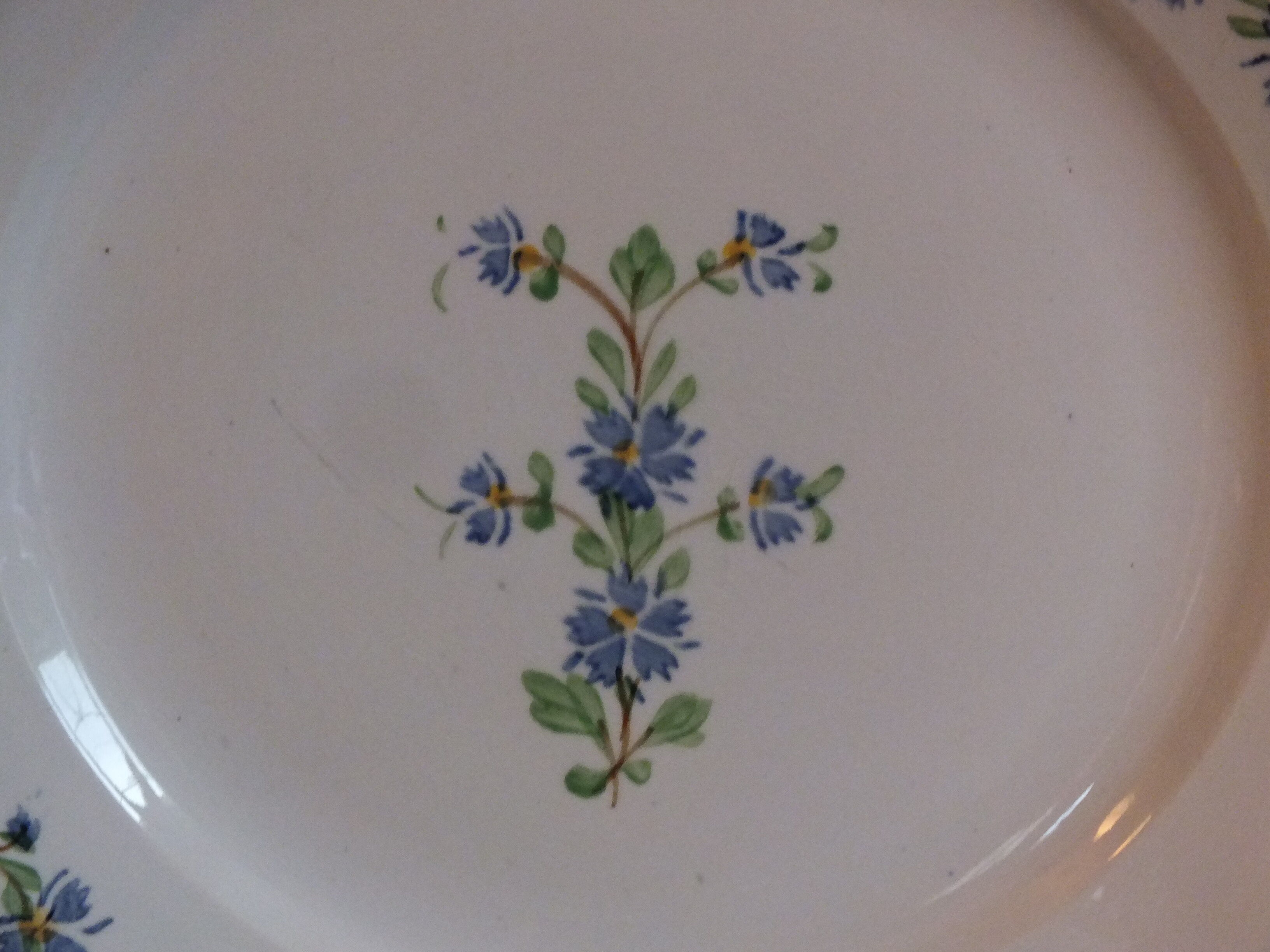 Round dish in Iron earth blueberry decoration