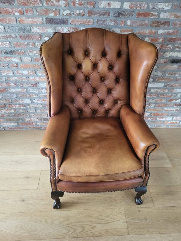 Cuir antique Chesterfield à oreilles style Chippendale, couleur cognac