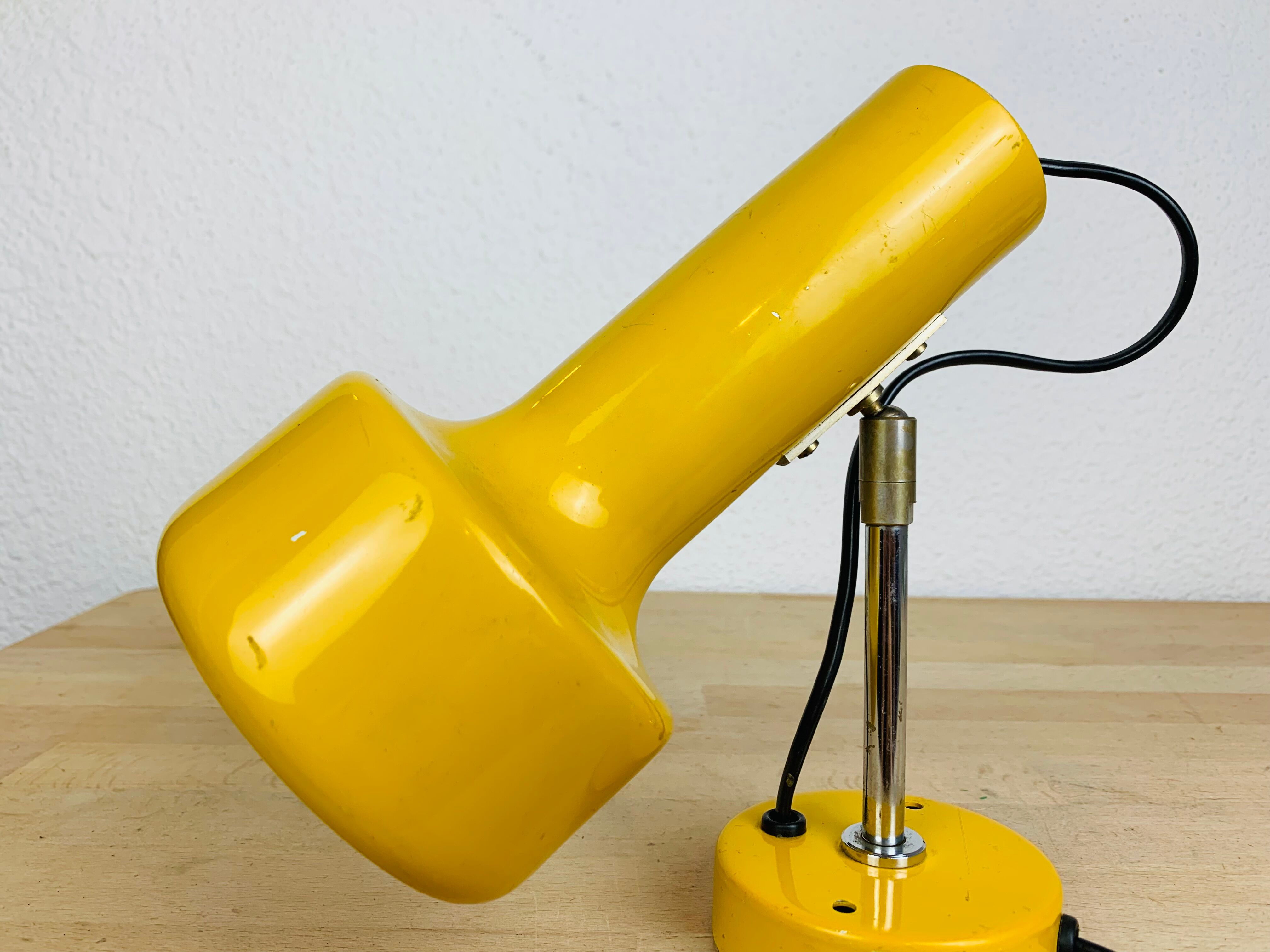 Yellow spot lamp to pose 70s
