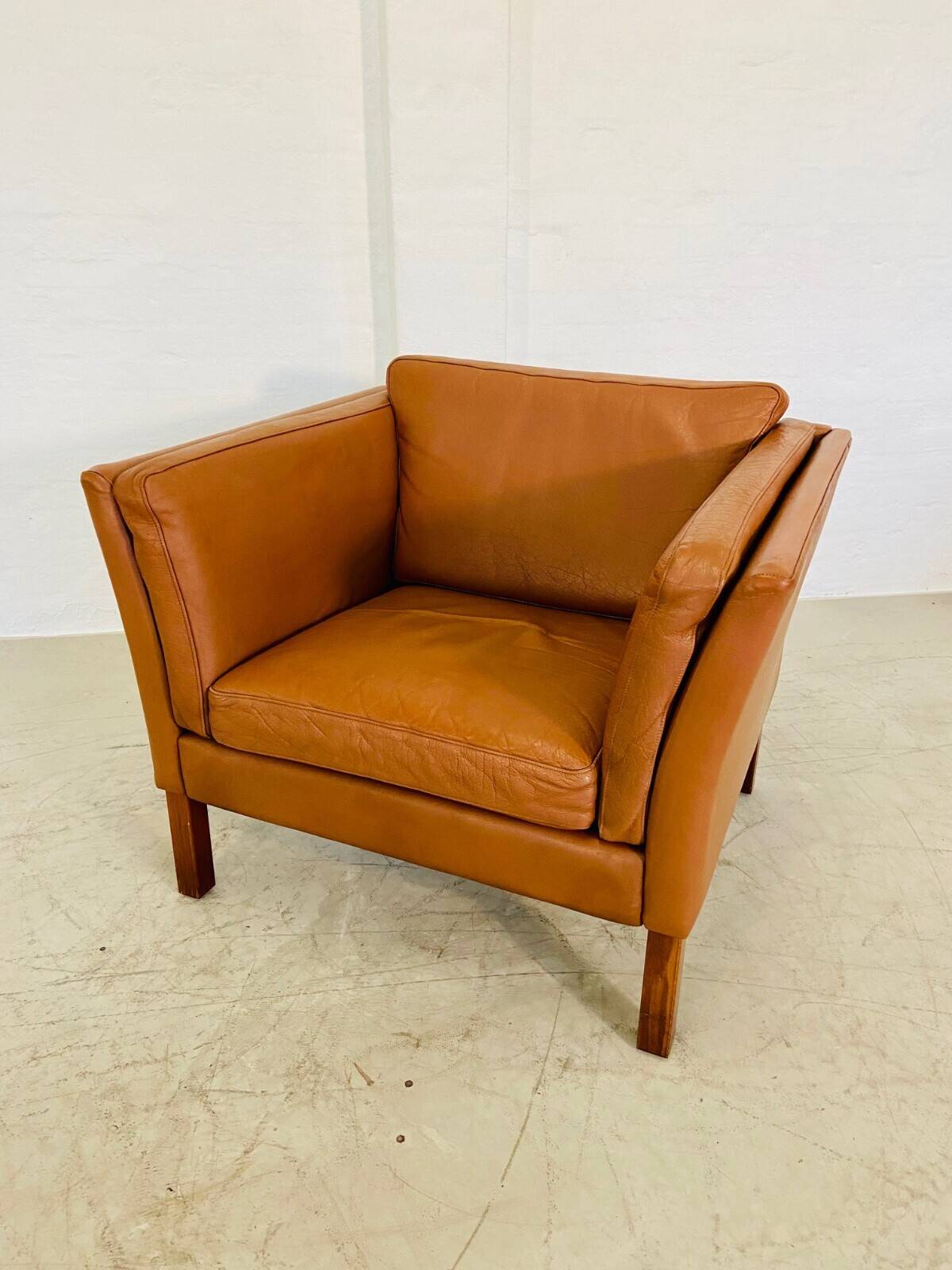 Fauteuil lounge scandinave vintage en cuir cognac, style milieu du siècle