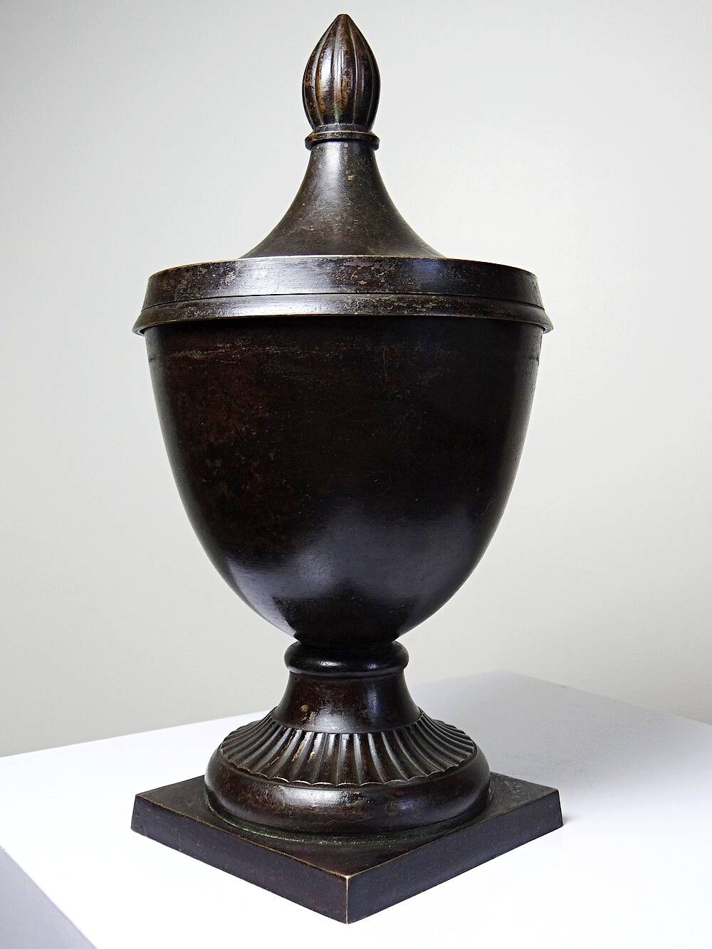 Covered cassolette in Empire style, patinated bronze, India, 1960s-1980s.