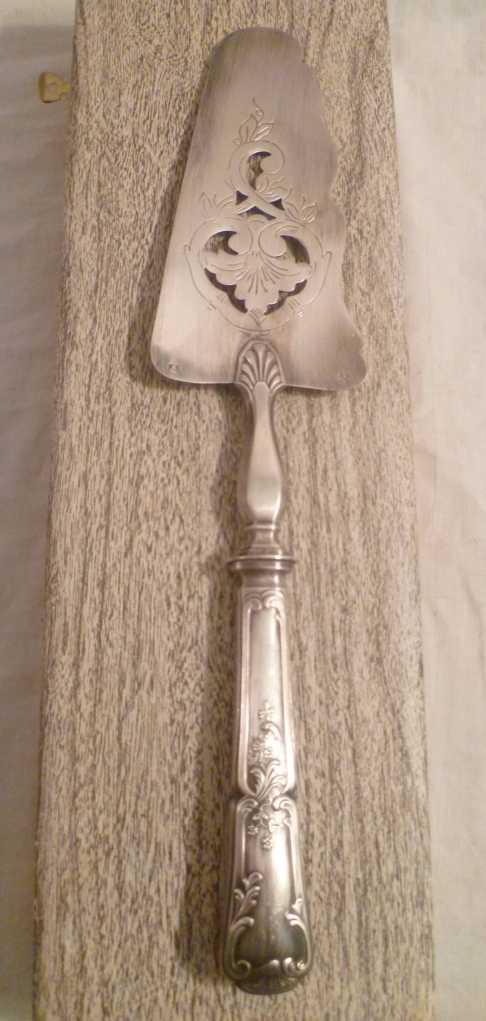 PIE AND CAKE SERVER IN ENGRAVED SILVER & OPENWORK CLASSIC FLORAL STYLE