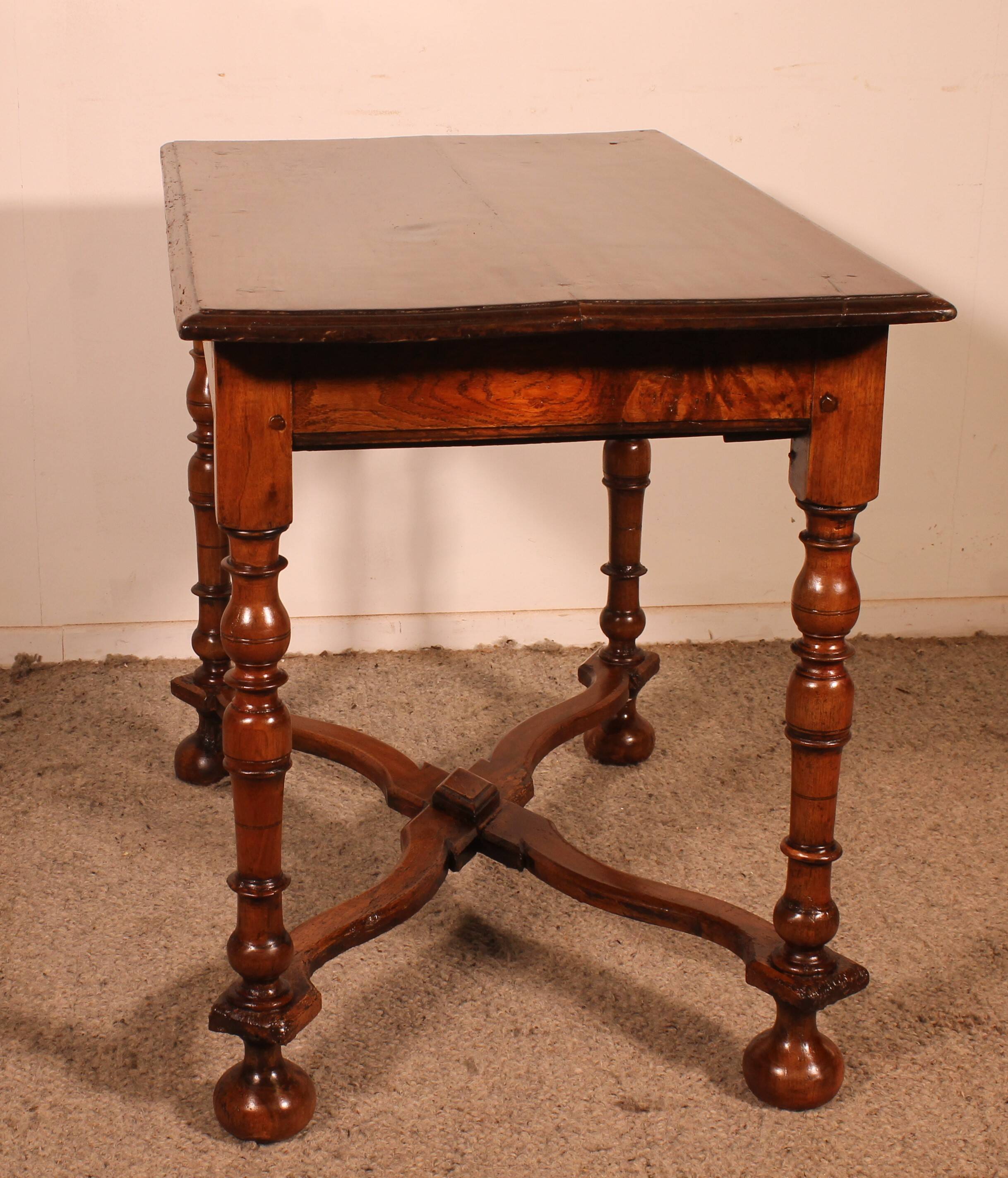 Louis XIV Table in Walnut - 17th Century
