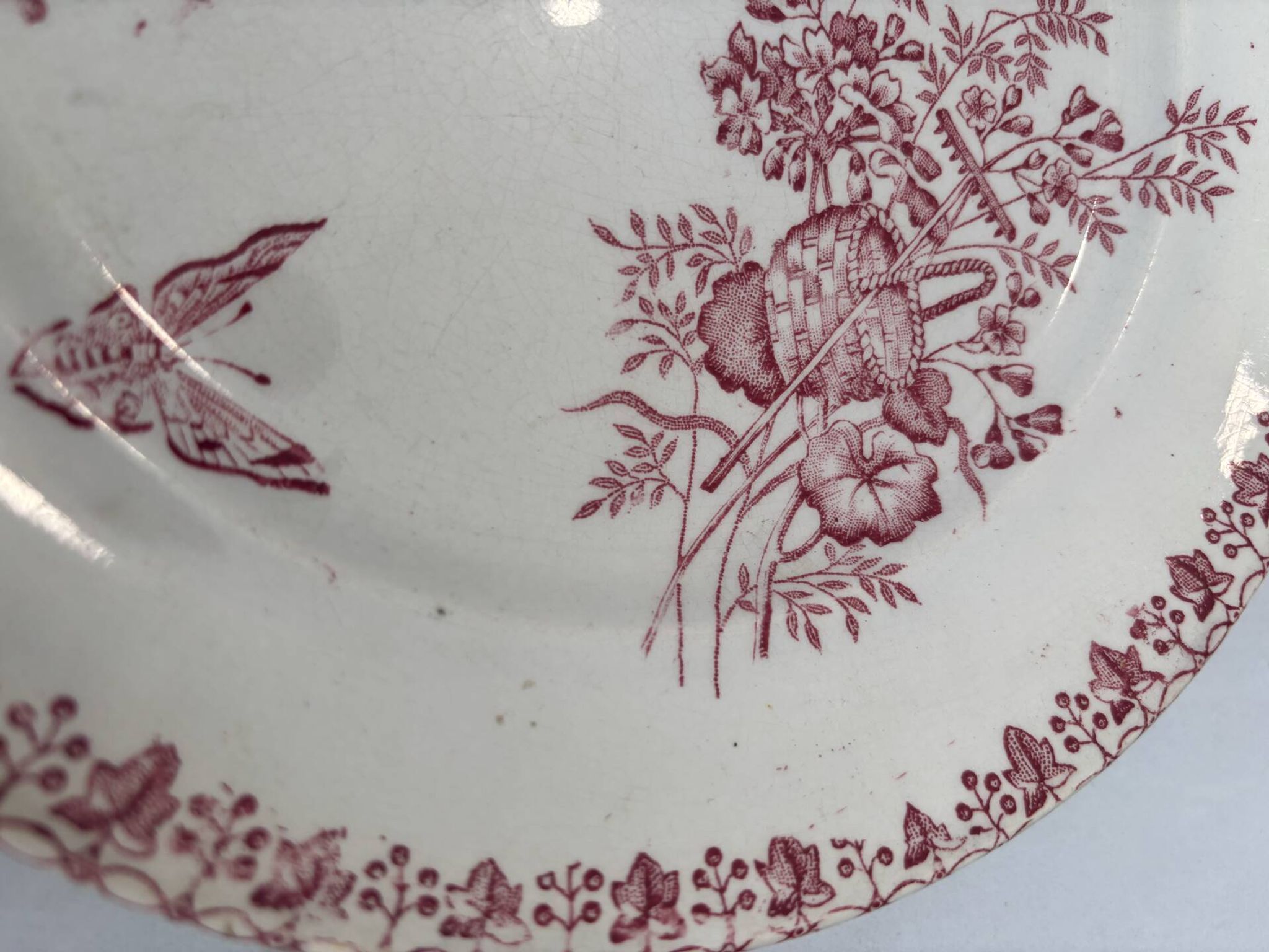 Assiette plate ancienne terre de fer rose Onnaing | Faïence française