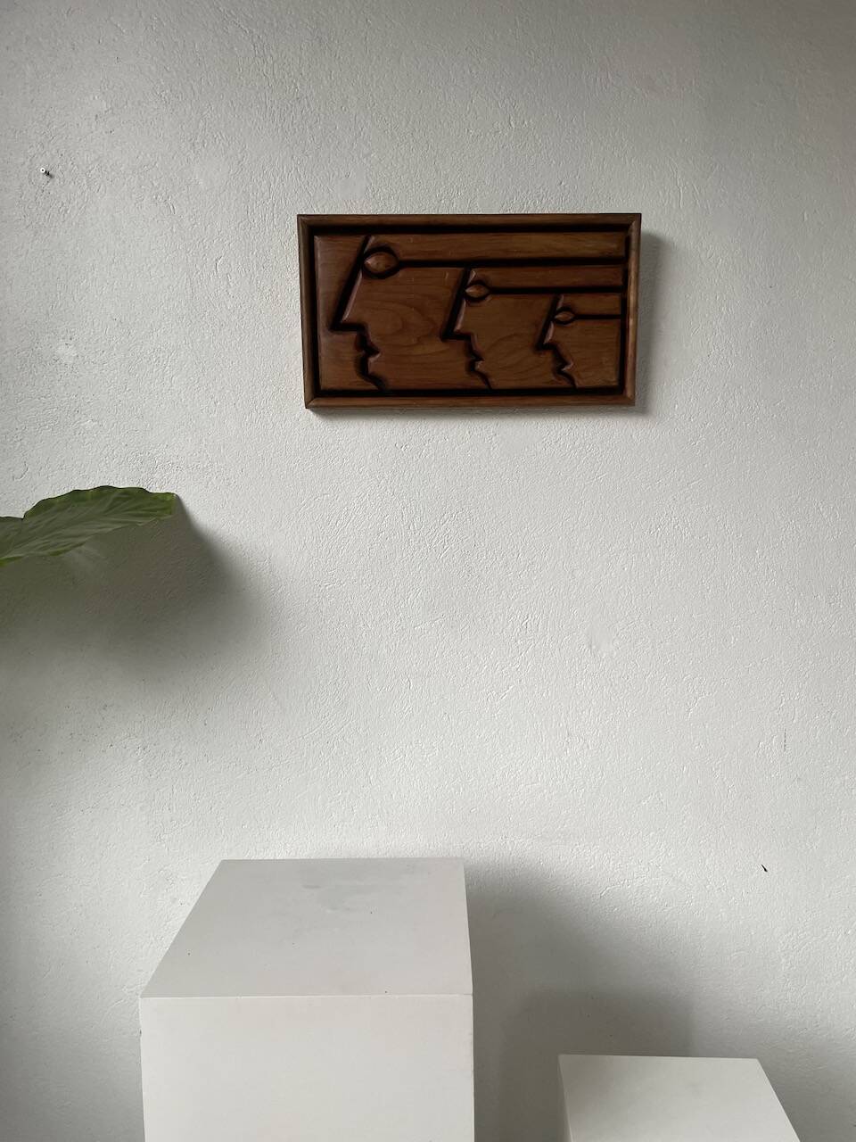 Bas relief cadre bois motifs visages