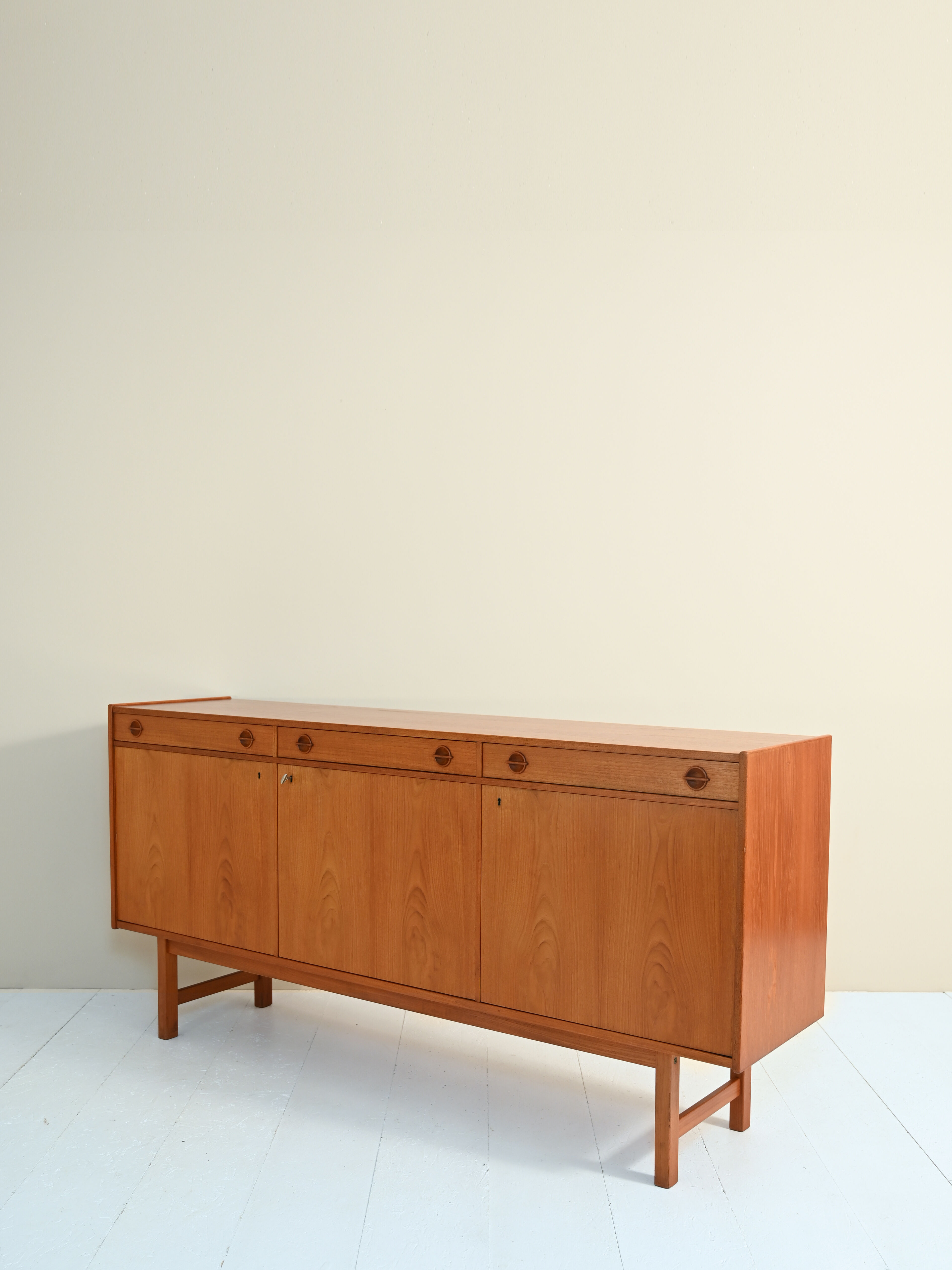 Buffet scandinave avec trois tiroirs