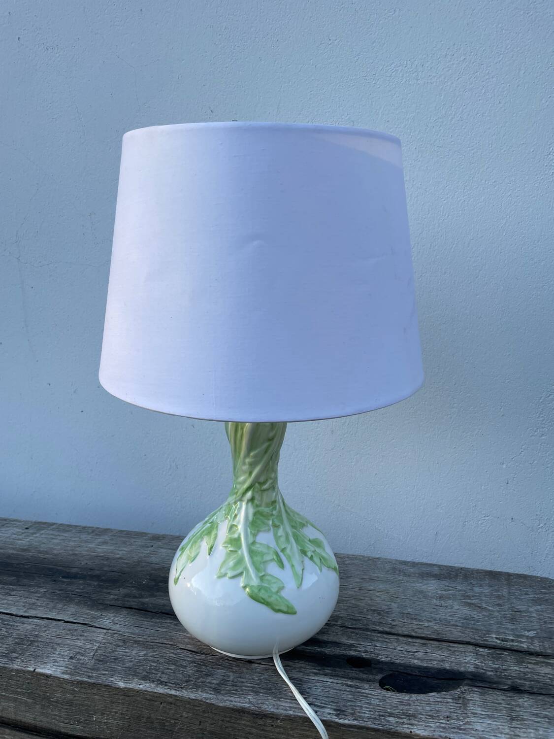 White ceramic lamp with foliage decoration