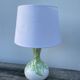 Lampe en céramique blanche à décor de feuillage