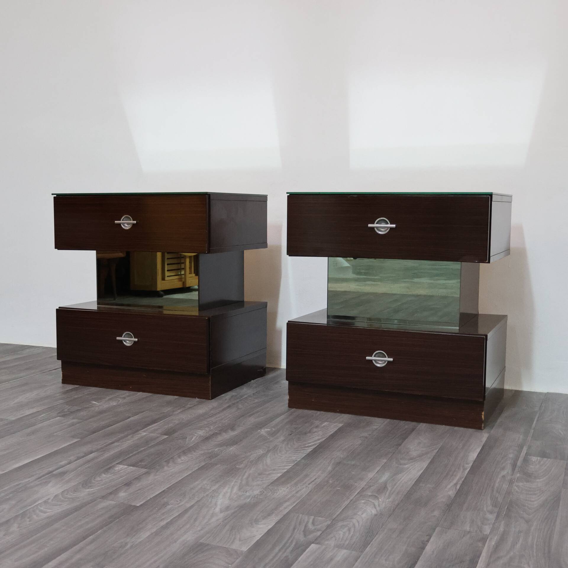 Paire de chevets en ébène design cubique années 80