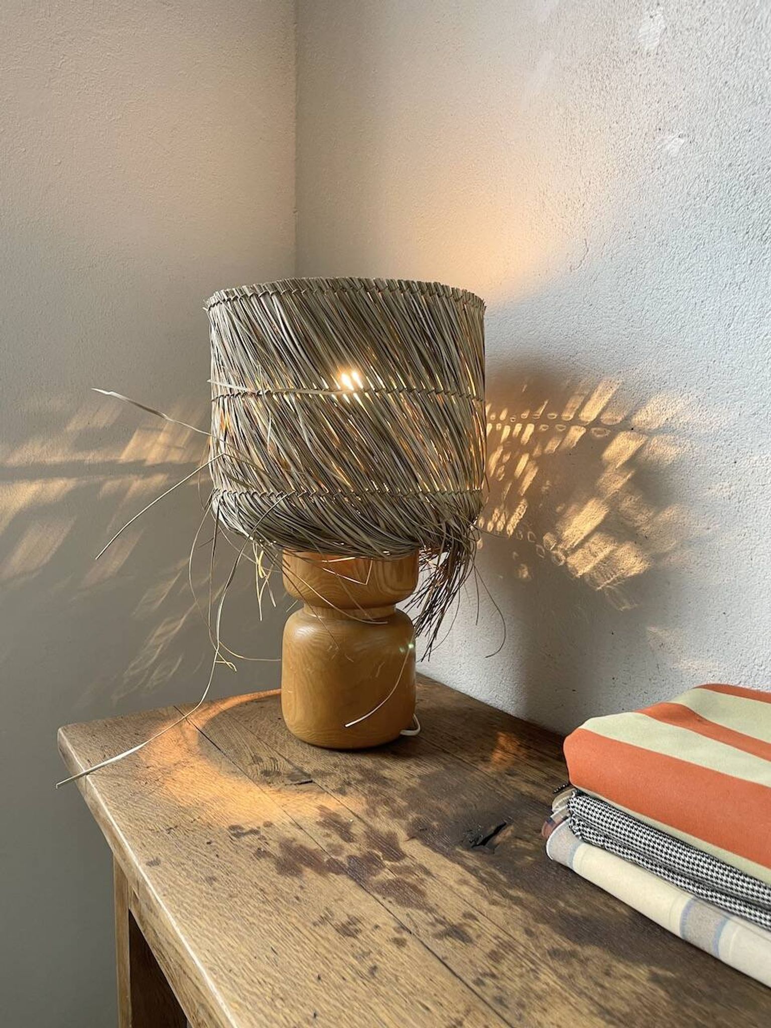 Lampe années 50 bois et paille