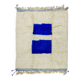 Tapis berbère marocain moderne bleu Klein et blanc
