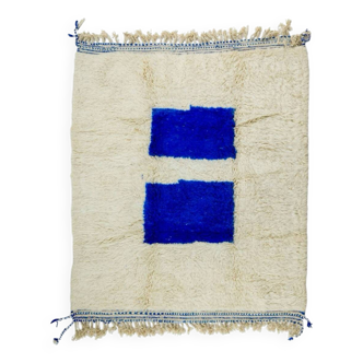 Tapis berbère marocain moderne bleu Klein et blanc