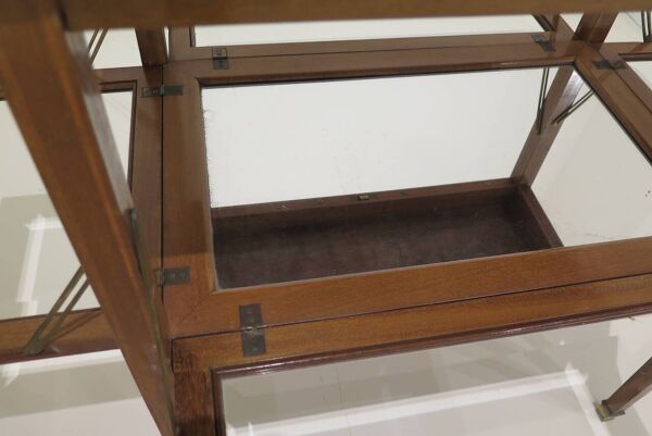 Table en marqueterie avec vitrine
