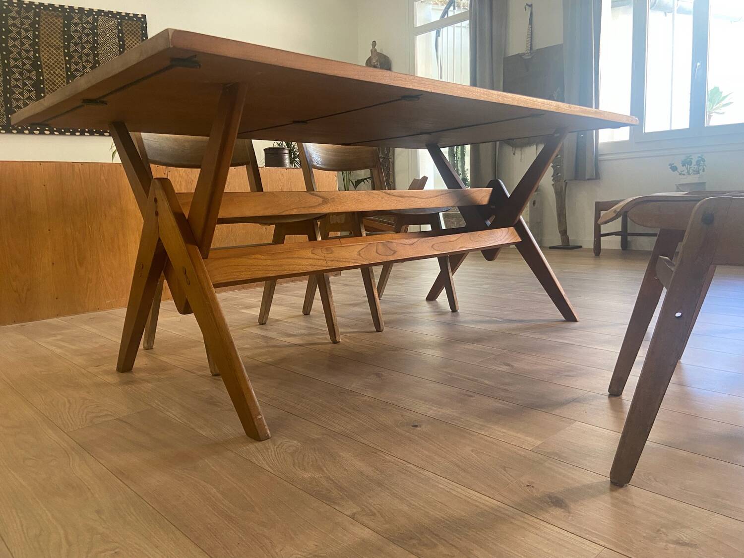 Table à manger pied compas dans le goût de Pierre Jeanneret