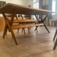 Table à manger pied compas dans le goût de Pierre Jeanneret