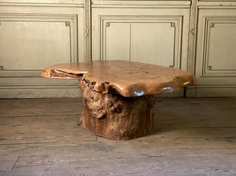 Salon table in racine vernie