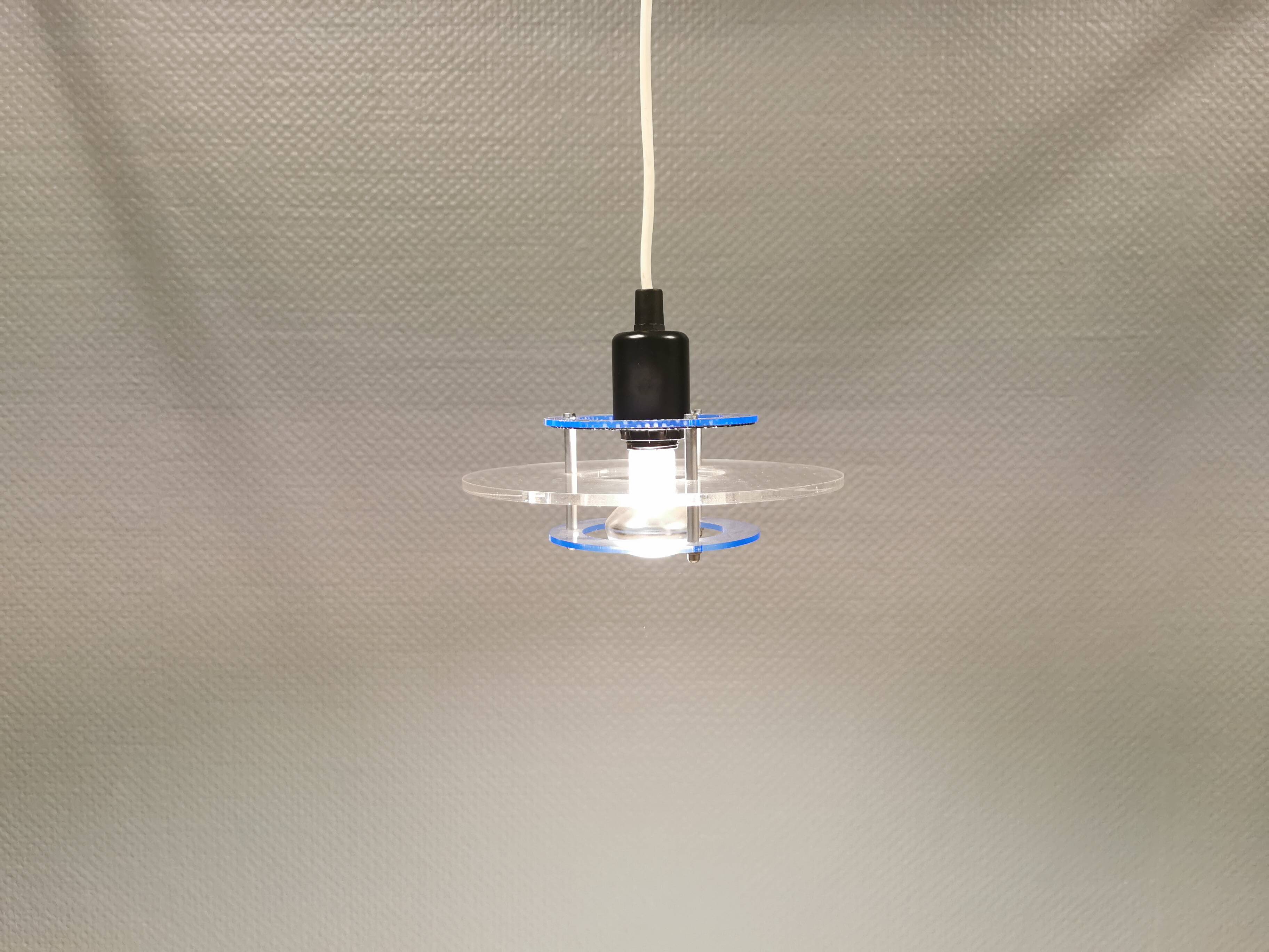 Petite suspension danoise Space-Age en verre plexi translucide, estimée années 1980.