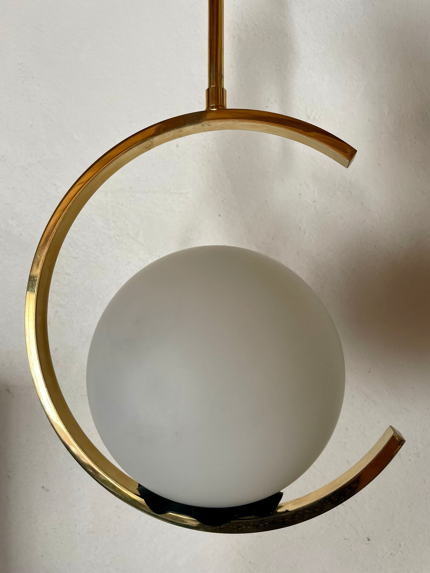 Suspension mid-century laiton et verre opalin