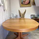 Vintage extendable round table