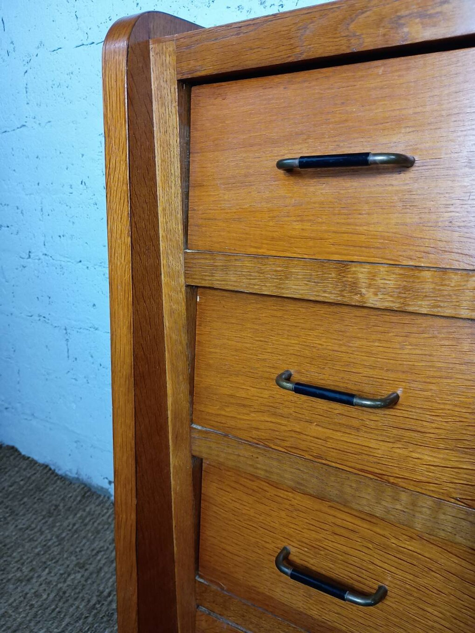 Commode années 50 60 quatre tiroirs pieds compas